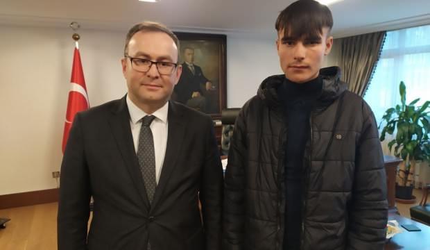Taksim metrosunda uyuyan gence Vali Yerlikaya sahip çıktı