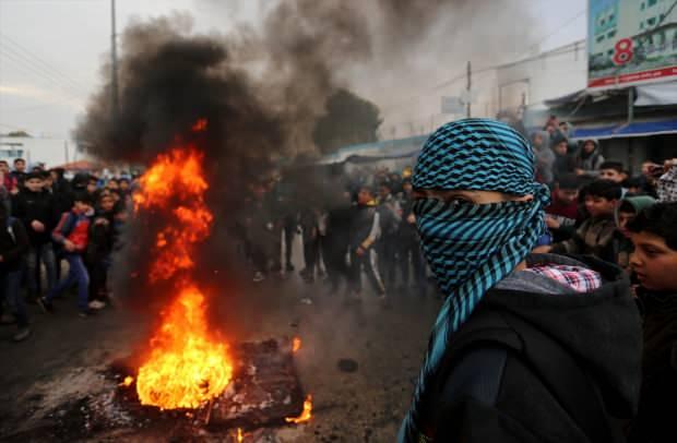 Gazze'nin Han Yunus kentinde toplanan Filistinliler, ABD Başkanı Donald Trump'ın sözde Orta Doğu barış planını protesto etti.
