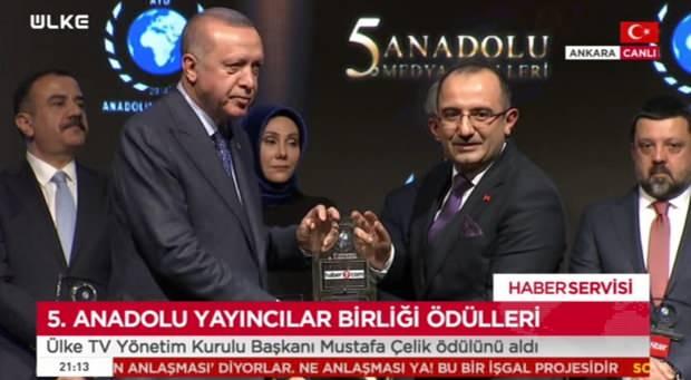 Başkan Erdoğan, Haber7.com Genel Yayın Yönetmeni Osman Ateşli'ye ödülünü takdim etti.