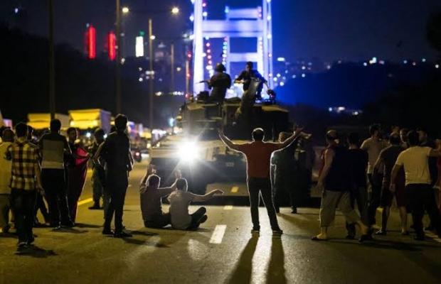 15 Temmuz 2016'da FETÖ darbe girişimine kalkışmış, Türk milleti cuntacıları durdurmuştu. Daha sonra meydanlarda günlerce demokrasi nöbeti tutulmuştu.