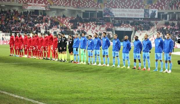 Futbolculardan depremzedeler için örnek davranış