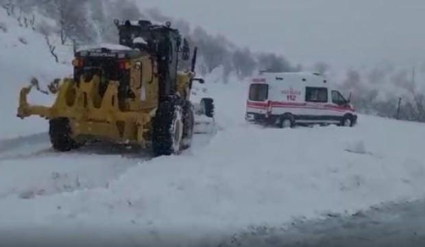 Hasta almaya giden ambulans kara saplandı