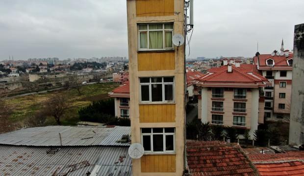 5 katlı bina, görenleri şaşkına çeviriyor