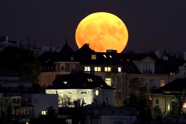 süper ay da güneş dünyaya yakın konumdaysa ayın yüzeyi kırmızı renk alır
