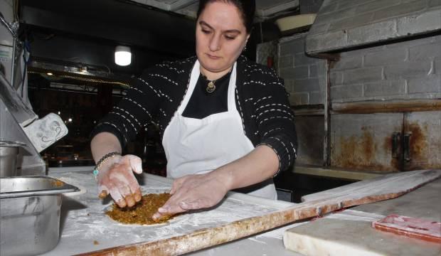 Lahmacun ve pide ustası kadın!