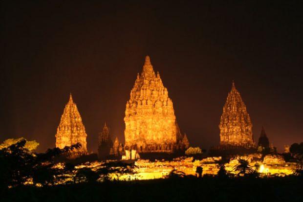 Tapınak kompleksinin gece görüntüsü