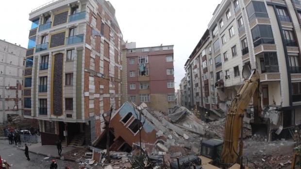 Bahçelievler'de daha önce boşaltıldığı belirtilen bir bina çöktü. Binanın çökmesi sırasında yakınındaki apartmanda ve bazı araçlarda hasar meydana geldi.