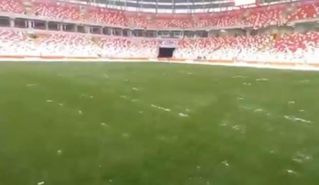 Zemin temizlendi! Maç oynanacak...