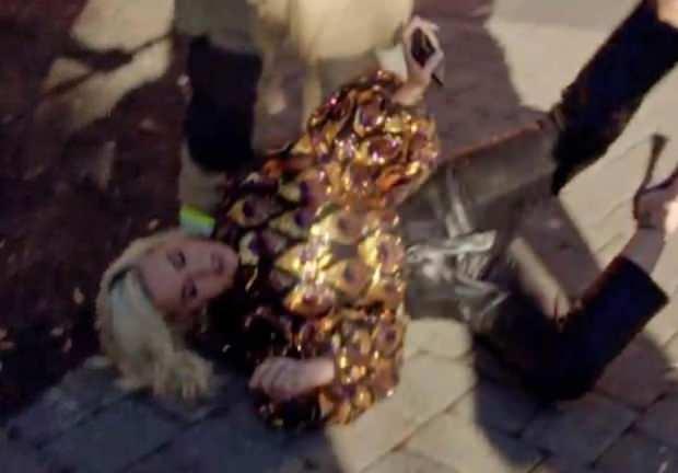 Katy Perry çekimler sırasında bayıldı!