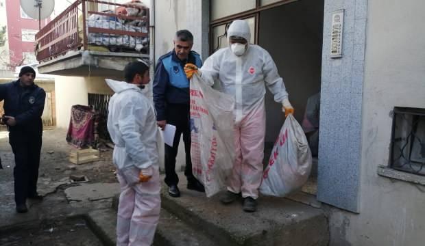 Yoğun şikayet gelince rezalet ortaya çıktı! Evde 2 kamyon çöp birikmiş