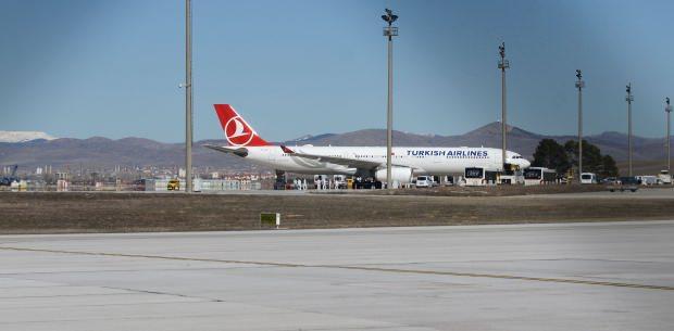 Koronavirüs şüphesiyle Ankara'ya acil iniş yapan uçak. 
