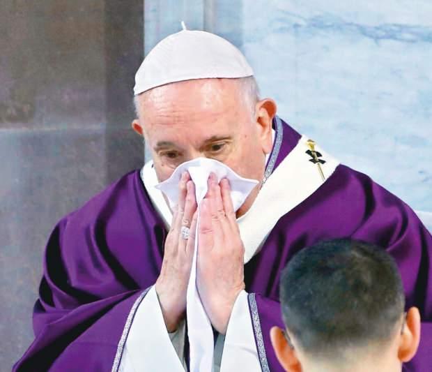 Kül Çarşambası ayinine katılan Papa, sık sık öksürürken ve burnunu silerken görülmüştü.