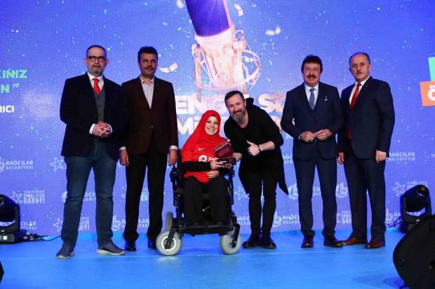 2. Engelsiz Mikrofon Radyo Ödülleri'nden Talha Bora Öge'ye ödül