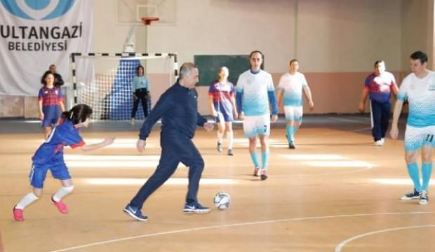 Sultangazi Spor Şenliği’nde gösteri maçını Ahmet Çakar yönetti