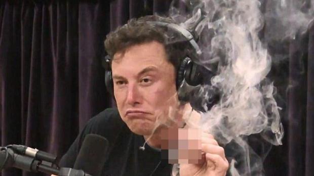 Elon Musk'ın radyo programına esrar içerek çıkması