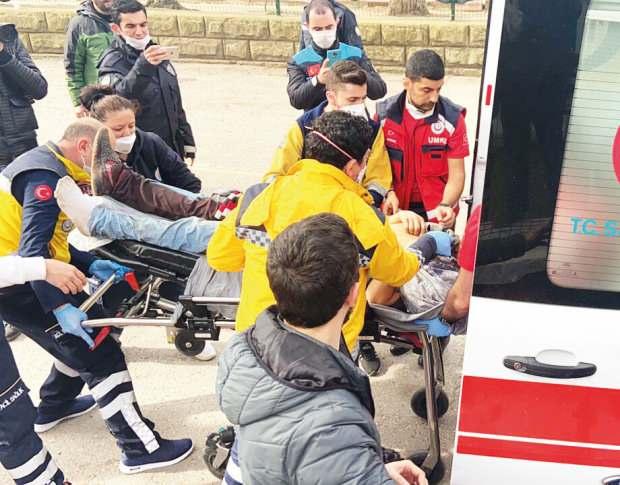 Türkiye tarafına taşınan mültecilere sağlık ekipleri müdahale etti.