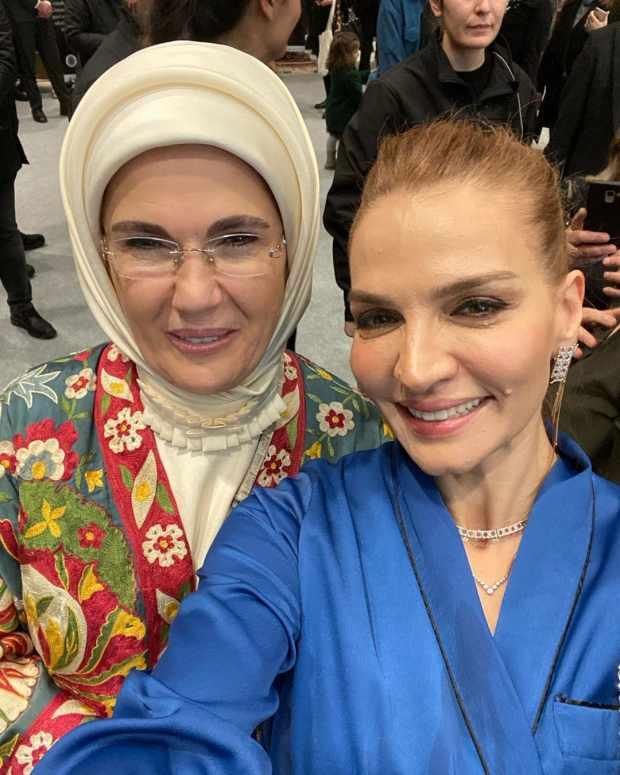 Ebru Akel'den Emine Erdoğan ile selfie paylaşımı!
