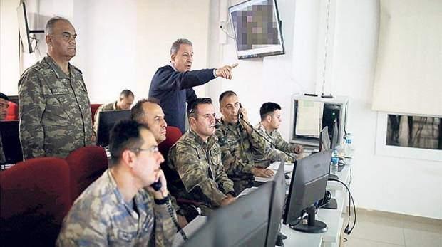 Milli Savunma Bakanı Hulusi Akar, Bahar Kalkanı Harekatı'nı bizzat yönetiyor. 