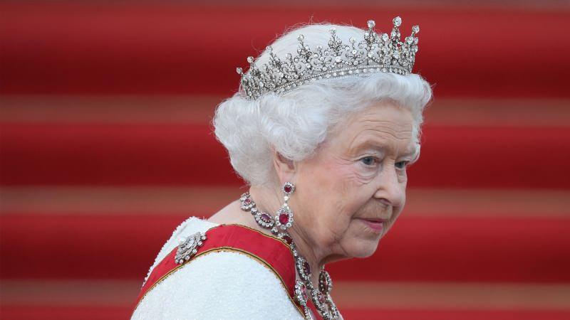 Kraliçe Elizabeth korona virüsü korkusundan sarayı terk etti! 72 gün sonra ilk kez görüntülendi