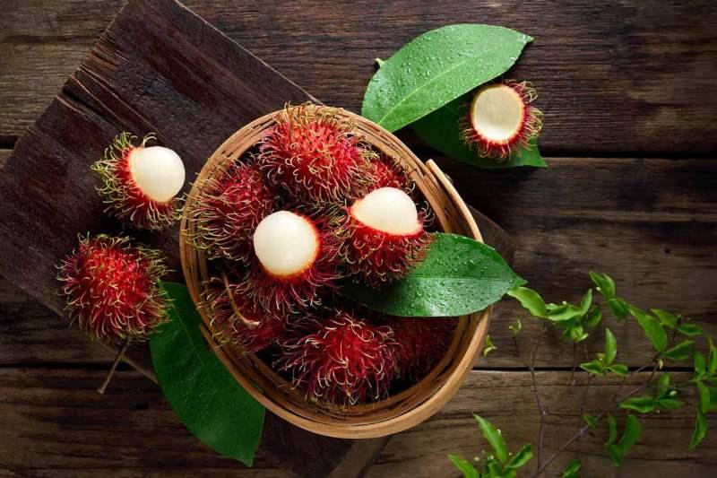 rambutan kabuğu soyularak yenir