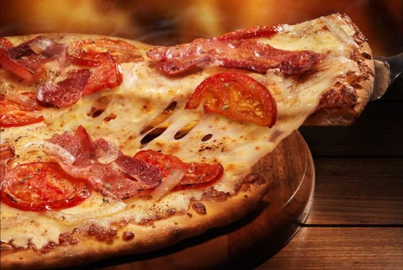 En kolay sucuklu pizza nasıl yapılır? Pizza yapmanın püf noktaları