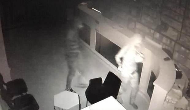 Duvarı delerek eczaneyi soyan kuzenler tutuklandı