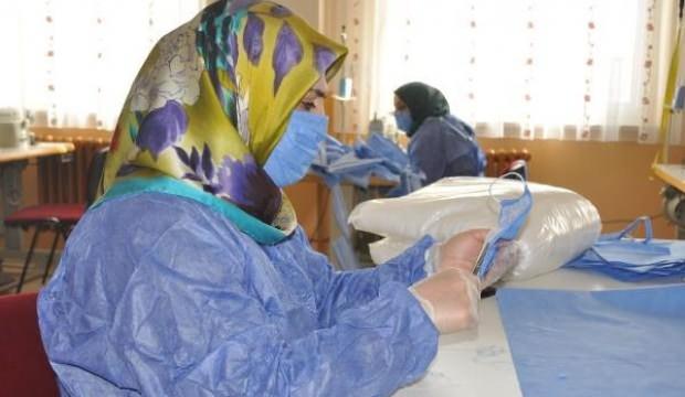 Gönüllü öğretici kadınlar, maske üretiyor