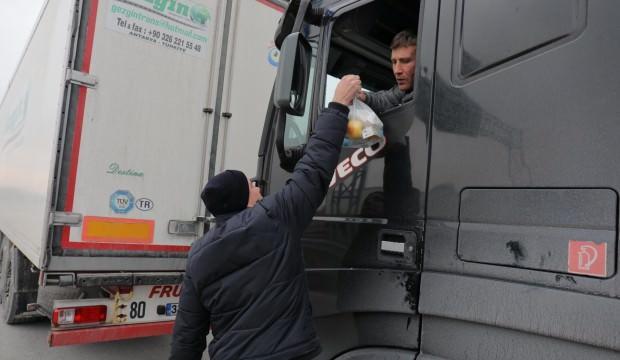 Kuyrukta bekleyen TIR sürücülerine kumanya