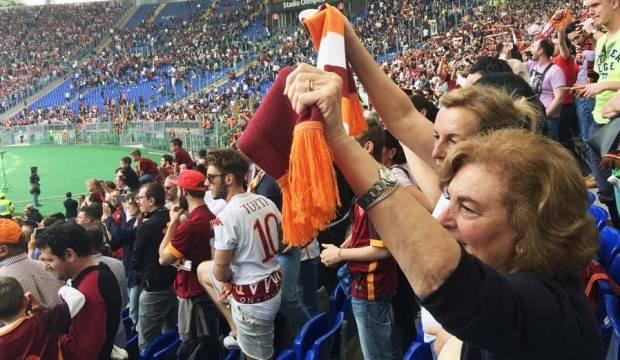 Roma'dan örnek davranış! Yaşlı taraftalara...