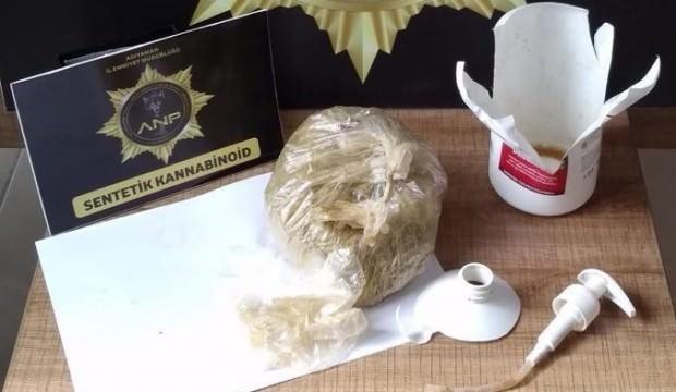 Sıvı sabunun içerisinden çıktı