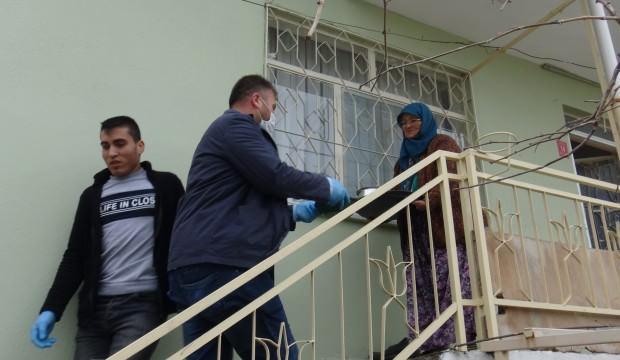 Yaşlılar evden çıkmasın diye muhtar kapı kapı dolaşıyor