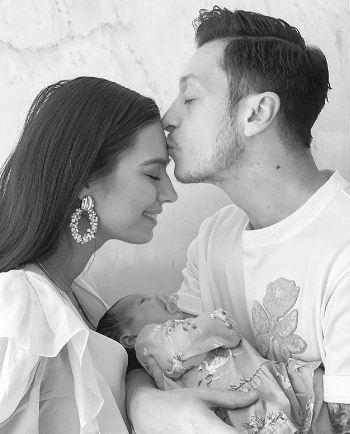Arsenal'de forma giyen Mesut Özil baba oldu! İşte Amine Gülşe'nin kızı Eda bebek...