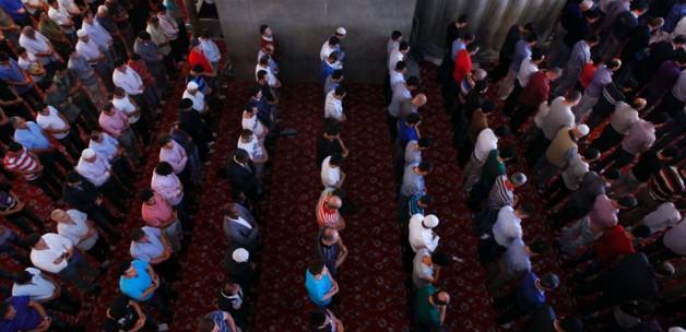 Kadınlarla erkekler yan yana namaz kılarsa...