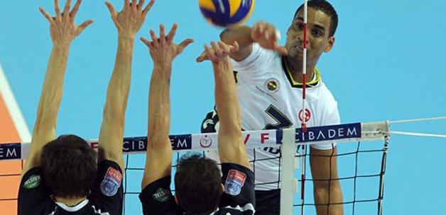Fenerbahçe evinde Arkas'ı yıktı