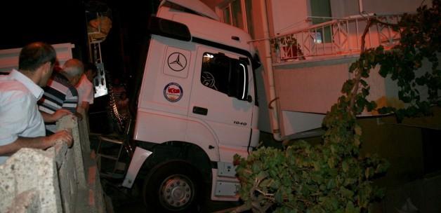 Freni boşalan TIR, apartmana girdi