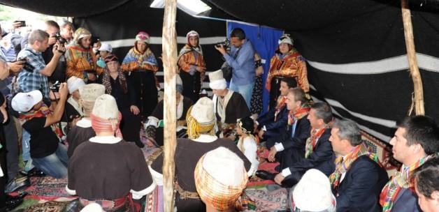 Hayme Ana'nın mezarı başında tören
