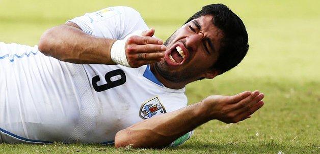 Suarez'den şaka gibi savunma!