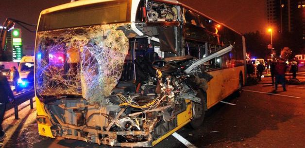 Metrobüs ile minibüs kafa kafaya çarpıştı
