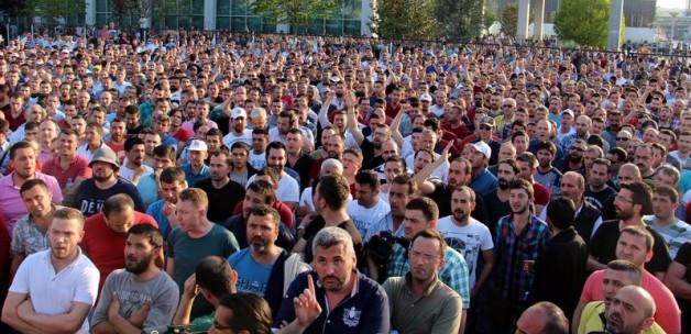 Renault işçileri eyleme devam kararı aldı