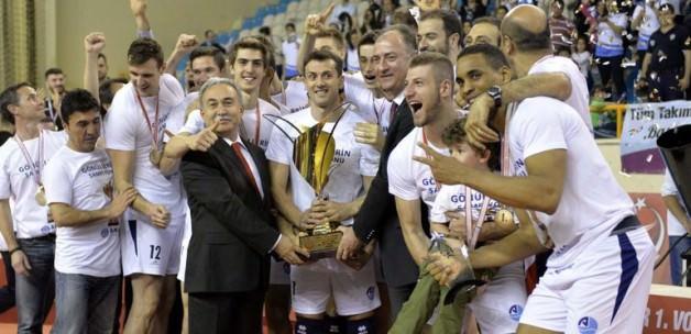Şampiyon Arkas Spor kupasını kaldırdı