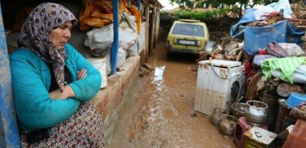 Torununun ameliyat parası sele kapıldı