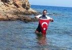 Şehitlere saygı amacıyla Yunan adasına yüzdü