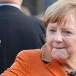 Merkel ezdi geçti! Kalesini yıktı