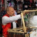 Türkü söyleyerek tespih satıyor
