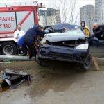 Aydınlatma direğine çarpan otomobilin sürücüsü öldü