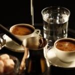 Sararan fincanlar nasıl temizlenir?