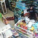 Otomobil kullanmayı öğrenen genç kız markete daldı