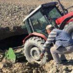 Tarla süren traktör, obruğa düştü