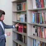 Şeker ve güzel kokuyla kitap sevgisi aşılıyor