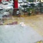 El frenini çekmeyi unuttuğu otomobilinin altında kaldı
